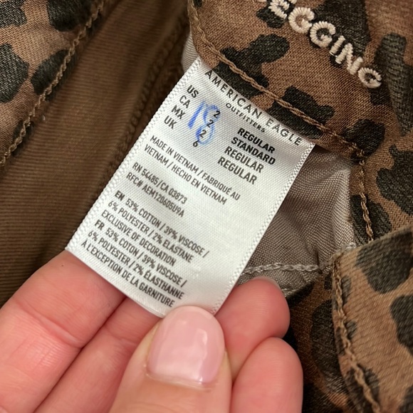 AE - Leopard Curvy Hi Rise Jeggings - Picture 4 of 5
